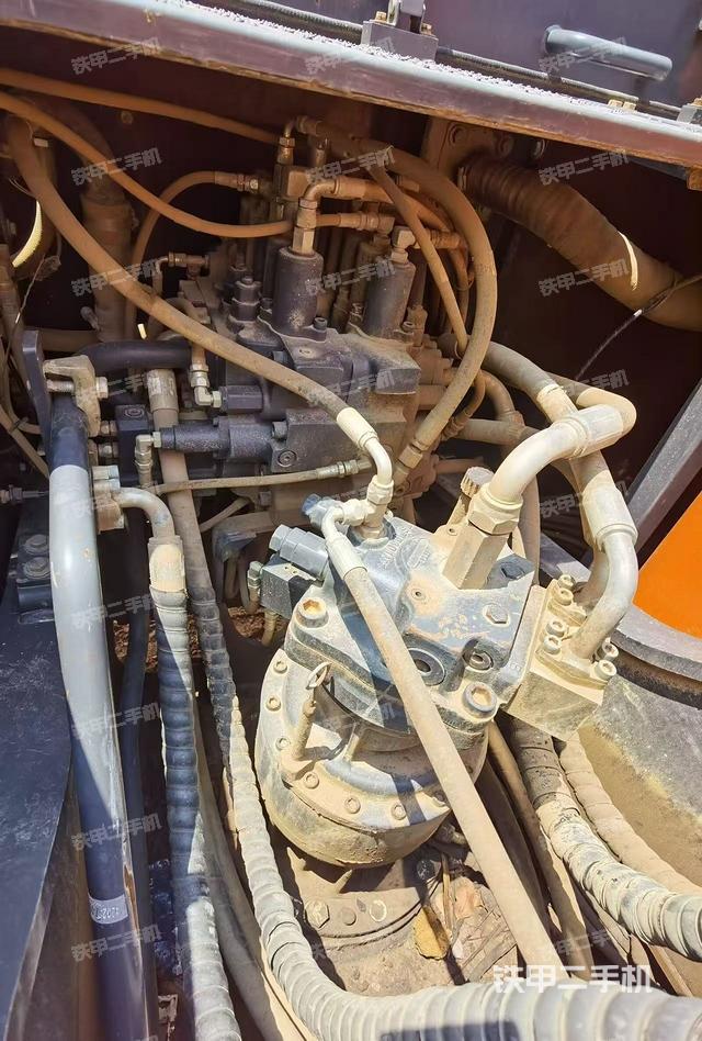 液压泵舱室正面整体(整机外观) 液压泵舱室正面整体(整机外观)