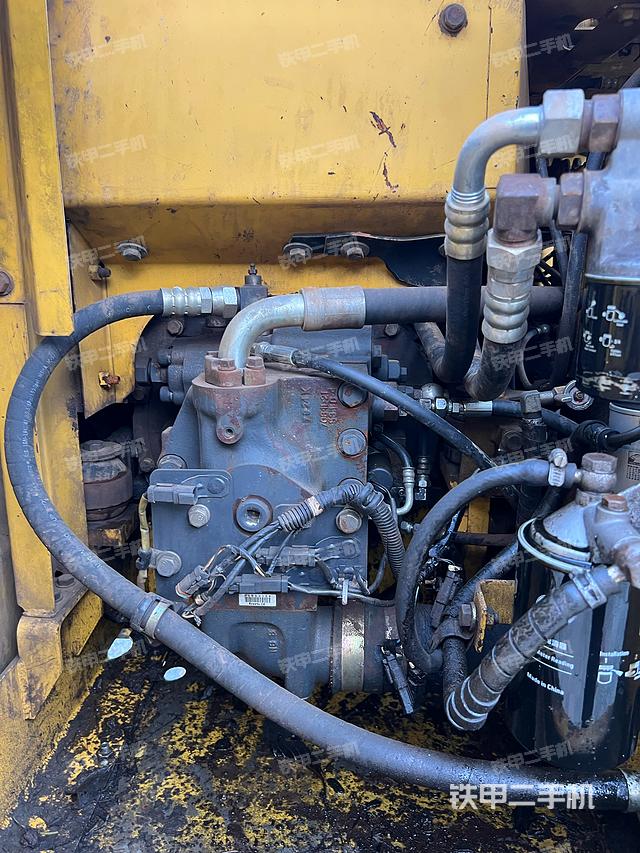 液压泵舱室正面整体（整机外观）