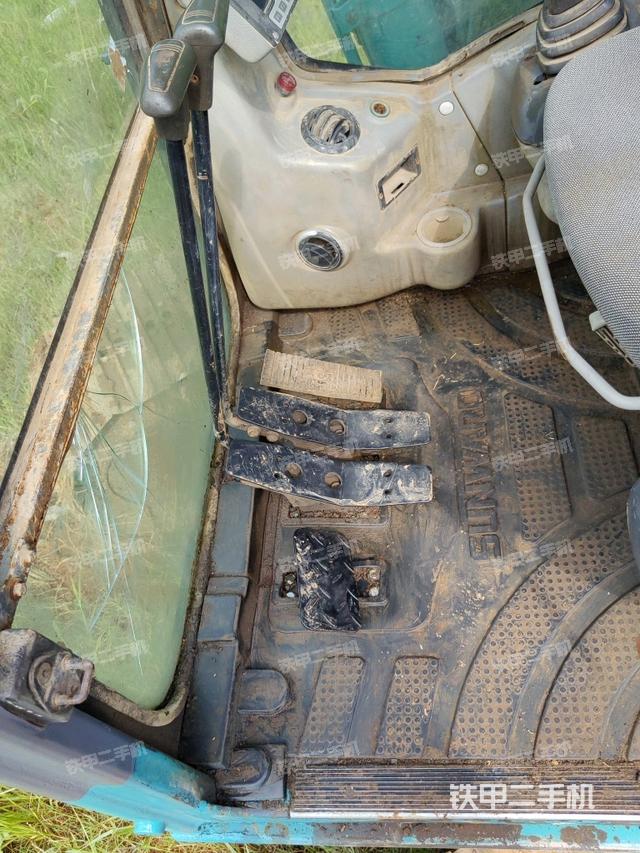 駕駛室整體(整機(jī)外觀) 駕駛室整體(整機(jī)外觀)