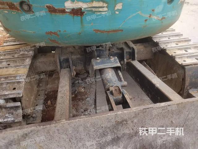 駕駛室頂部(整機(jī)外觀) 駕駛室頂部(整機(jī)外觀)