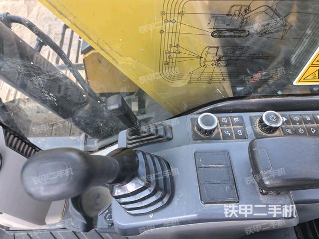 显示屏 (驾驶室部分) 显示屏 (驾驶室部分)