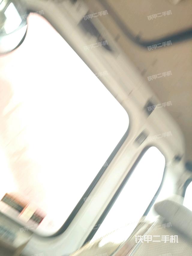 行走控制手柄和踏板?俯拍(駕駛室部分) 行走控制手柄和踏板?俯拍(駕駛室部分)