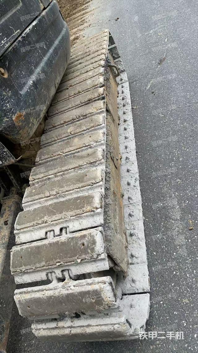 單側(cè)履帶整體(整機(jī)外觀) 單側(cè)履帶整體(整機(jī)外觀)