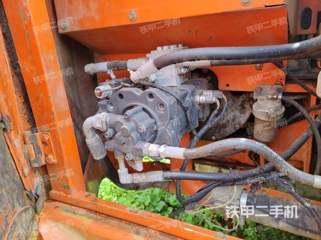 液壓泵艙室正面整體(整機外觀) 液壓泵艙室正面整體(整機外觀)