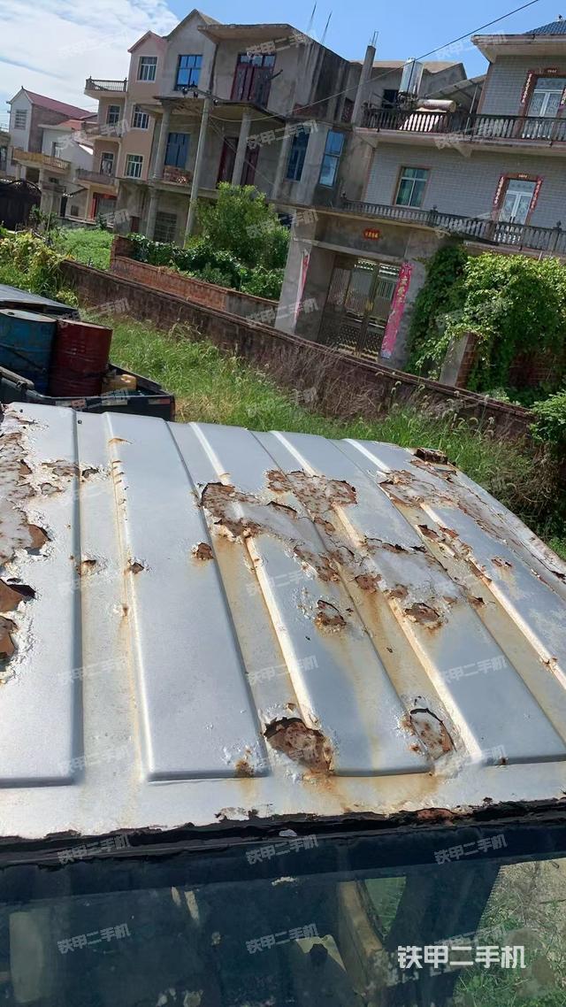 驾驶室顶部(整机外观) 驾驶室顶部(整机外观)