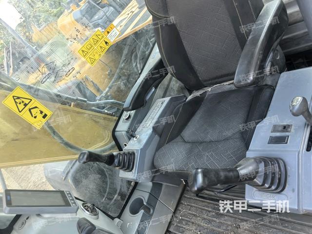 行走控制手柄和踏板 俯拍(驾驶室部分) 行走控制手柄和踏板 俯拍(驾驶室部分)