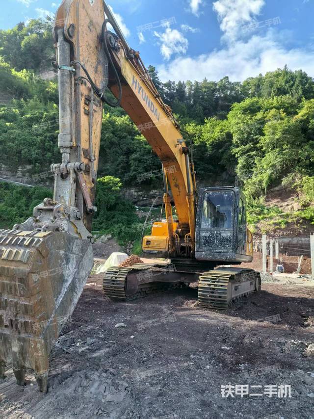 現(xiàn)代R225LC-7挖掘機(jī)