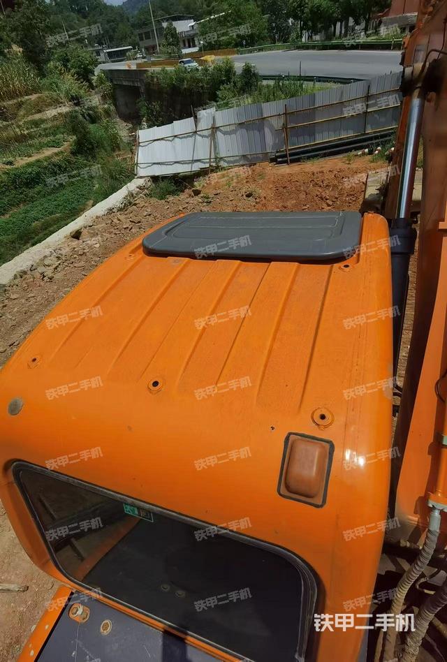 驾驶室顶部(整机外观) 驾驶室顶部(整机外观)