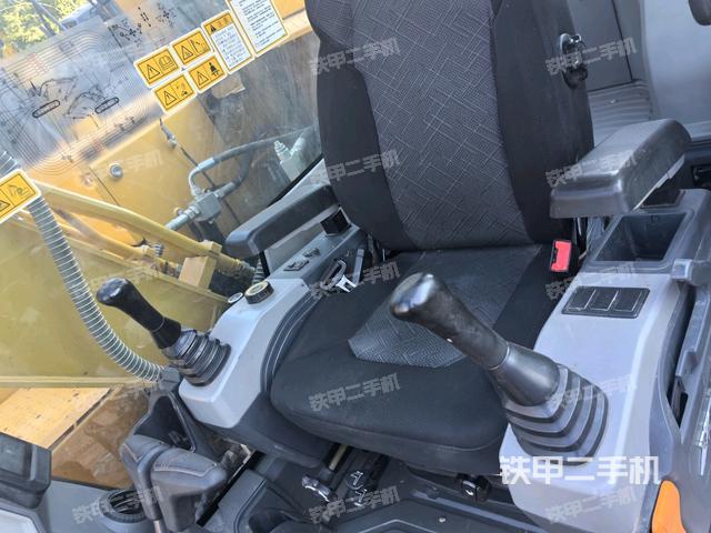 行走控制手柄和踏板?俯拍(駕駛室部分) 行走控制手柄和踏板?俯拍(駕駛室部分)