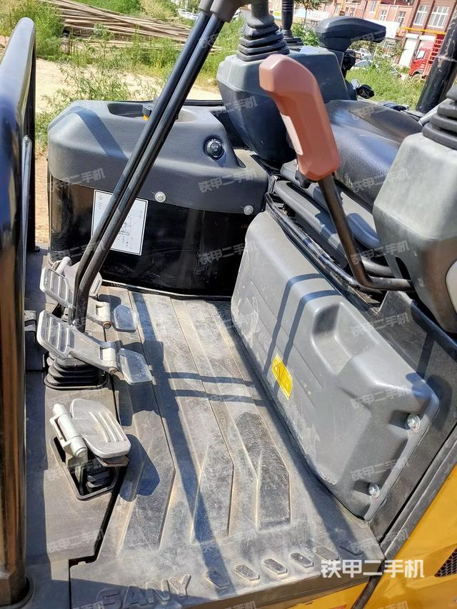 驾驶室顶部(整机外观) 驾驶室顶部(整机外观)