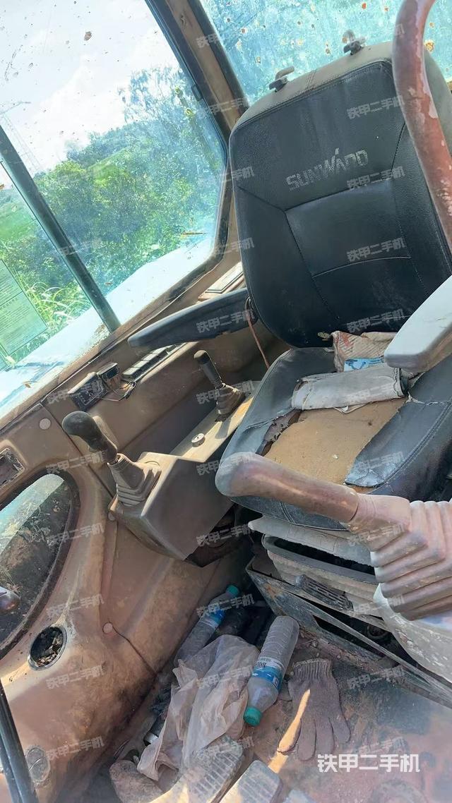 驾驶室整体(整机外观) 驾驶室整体(整机外观)