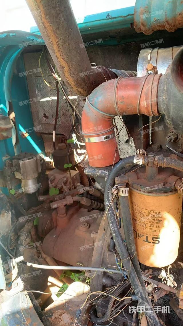 液压泵舱室正面整体(整机外观) 液压泵舱室正面整体(整机外观)