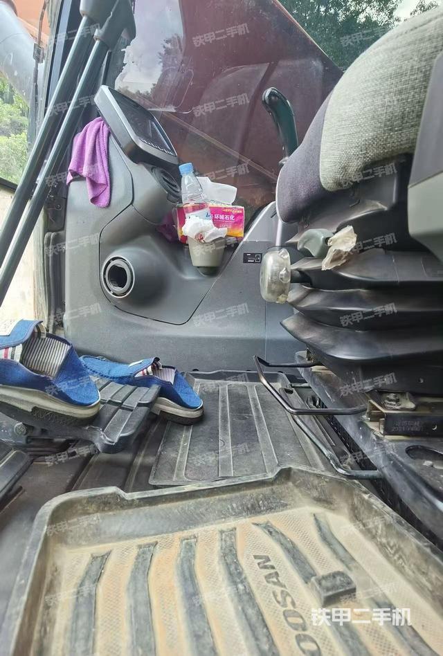 驾驶室整体(整机外观) 驾驶室整体(整机外观)