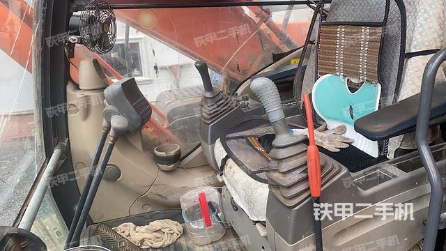 驾驶室整体(整机外观) 驾驶室整体(整机外观)