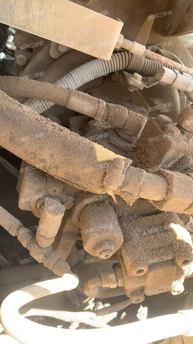 液压泵舱室正面整体(整机外观) 液压泵舱室正面整体(整机外观)