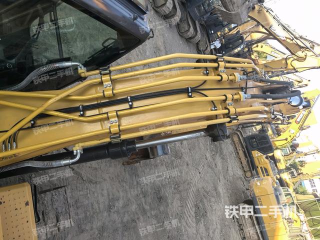 大臂背部俯視(工作和回轉(zhuǎn)裝置) 大臂背部俯視(工作和回轉(zhuǎn)裝置)