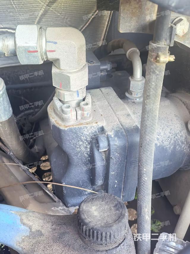 液壓泵艙室正面整體(整機外觀) 液壓泵艙室正面整體(整機外觀)