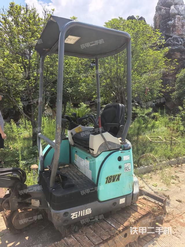 駕駛室頂部(整機(jī)外觀) 駕駛室頂部(整機(jī)外觀)