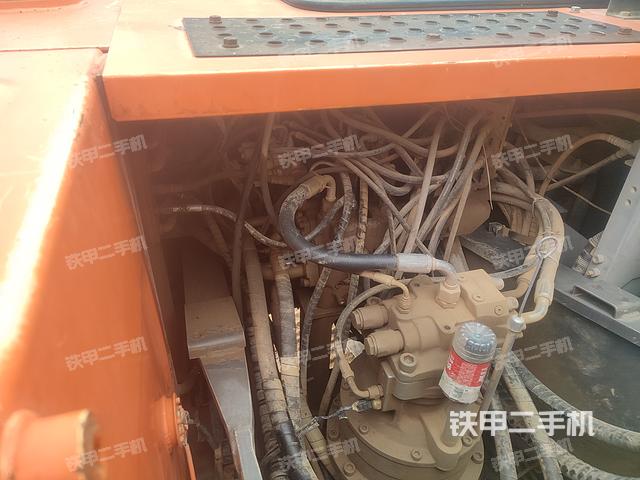 回转马达和主控阀（整机外观）