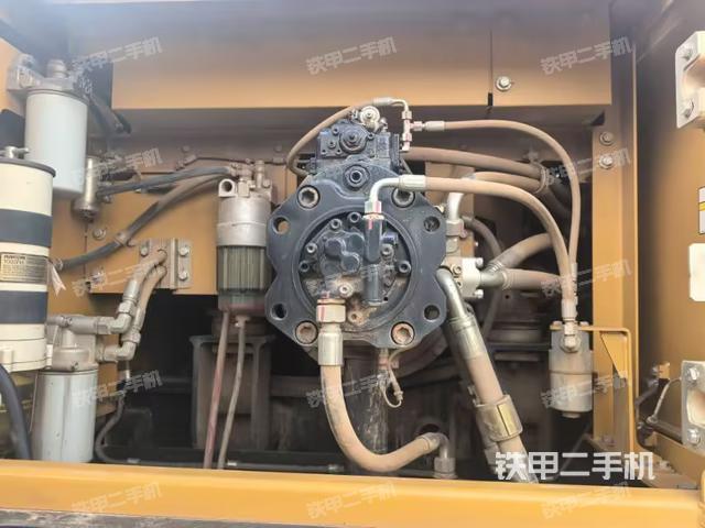 液压泵舱室正面整体（整机外观）