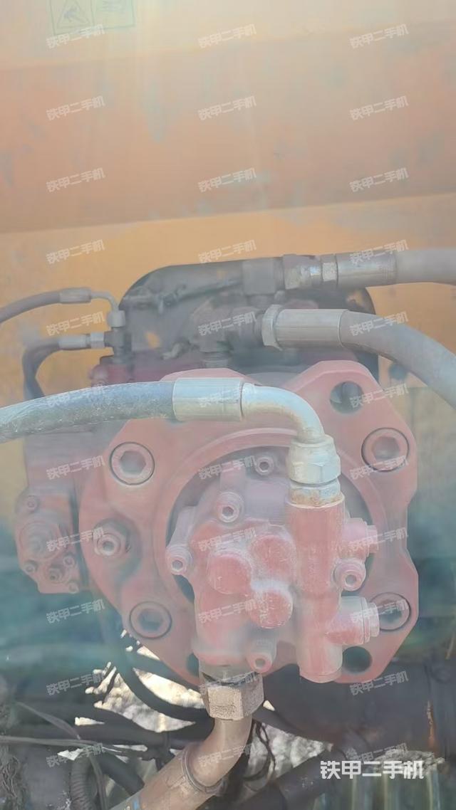 液压泵舱室正面整体（整机外观）