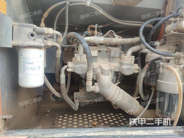 液压泵舱室正面整体（整机外观）