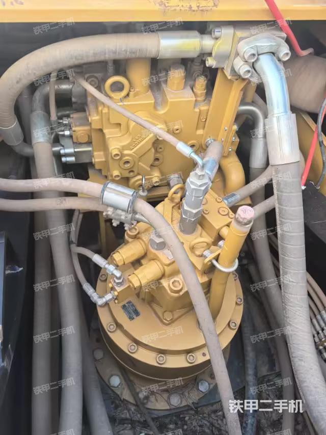 回转马达和主控阀（整机外观）