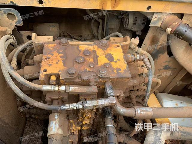 回转马达和主控阀(整机外观) 回转马达和主控阀(整机外观)