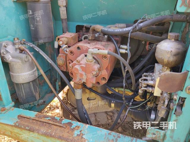 液壓泵艙室正面整體(整機(jī)外觀) 液壓泵艙室正面整體(整機(jī)外觀)