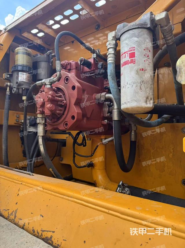 液压泵舱室正面整体(整机外观) 液压泵舱室正面整体(整机外观)