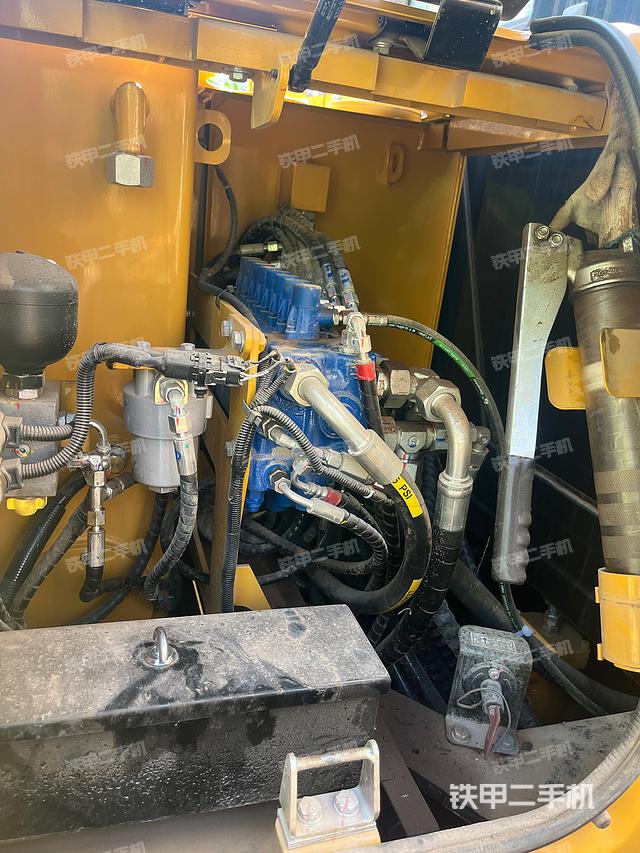 回转马达和主控阀(整机外观) 回转马达和主控阀(整机外观)