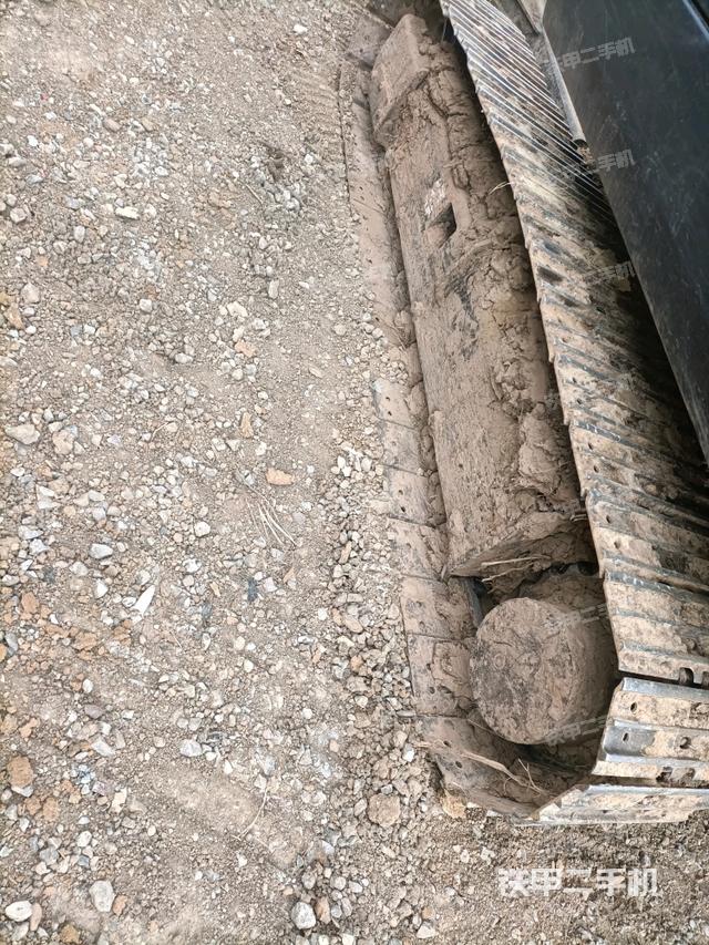 單側(cè)履帶整體(整機(jī)外觀) 單側(cè)履帶整體(整機(jī)外觀)