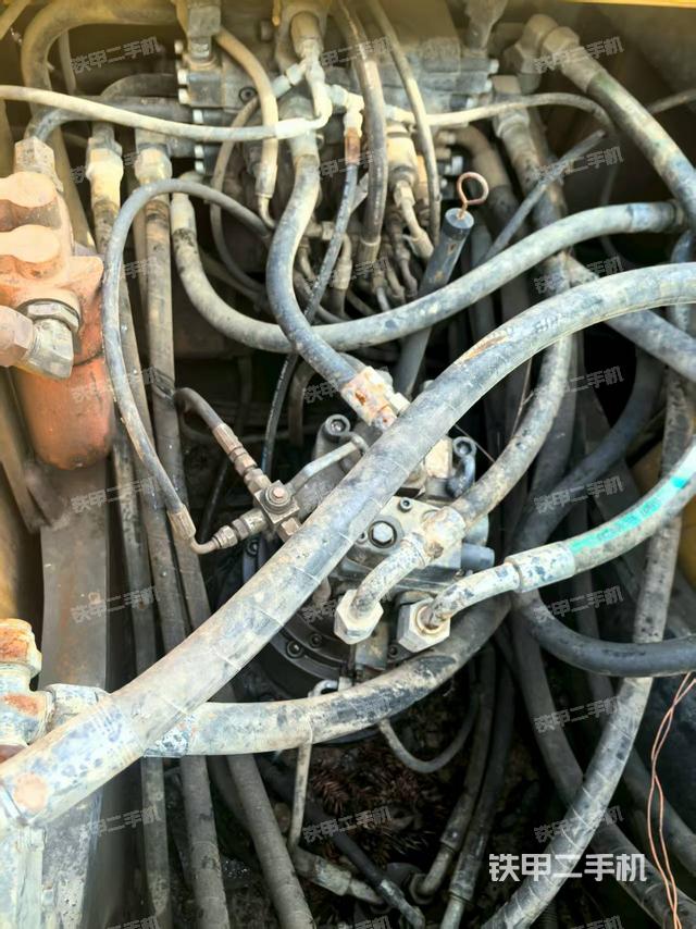 回转马达和主控阀(整机外观) 回转马达和主控阀(整机外观)