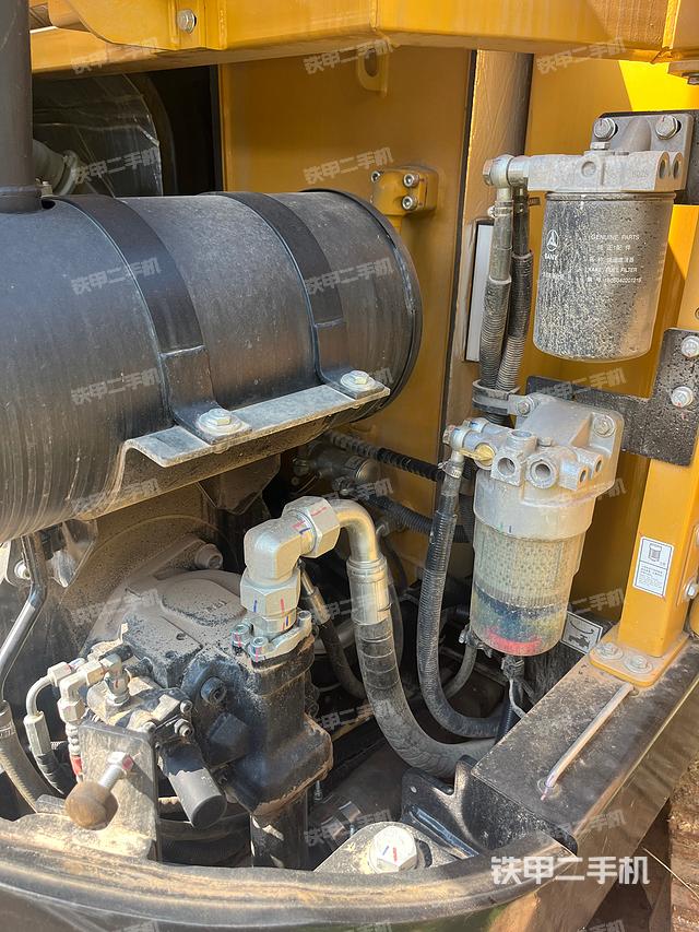 液压泵舱室正面整体(整机外观) 液压泵舱室正面整体(整机外观)