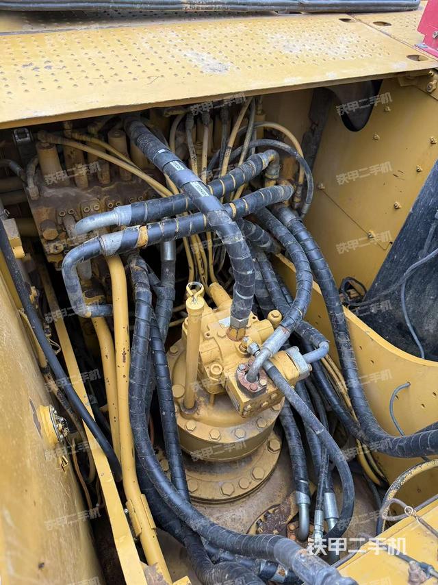 回转马达和主控阀(整机外观) 回转马达和主控阀(整机外观)