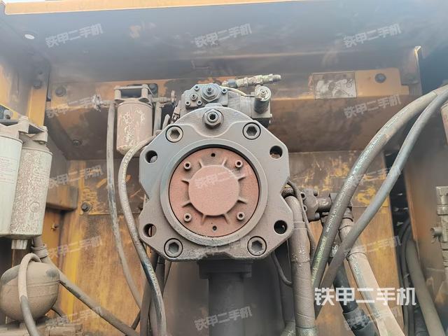 液压泵舱室正面整体（整机外观）