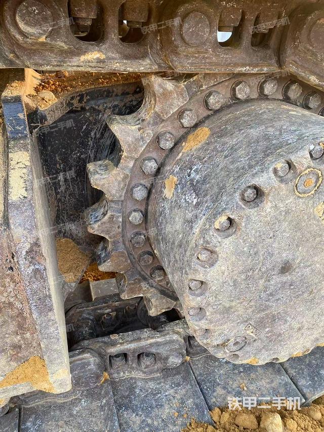 单侧履带整体(整机外观) 单侧履带整体(整机外观)