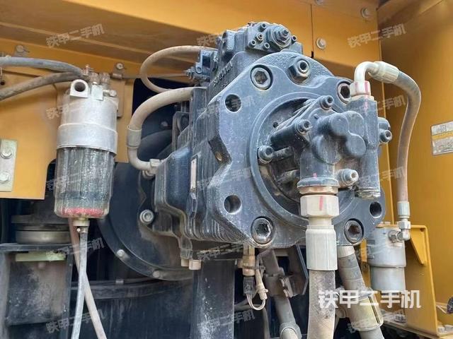 液压泵舱室正面整体(整机外观) 液压泵舱室正面整体(整机外观)