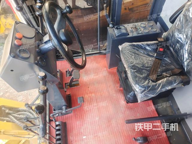 駕駛室正側(cè)(駕駛室/操作室) 駕駛室正側(cè)(駕駛室/操作室)