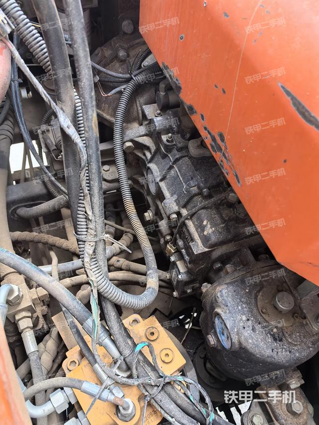 回转马达和主控阀（整机外观）