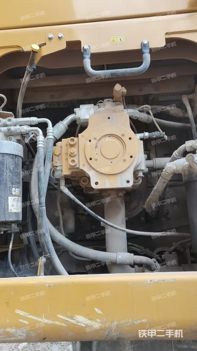 液壓泵艙室正面整體(整機(jī)外觀) 液壓泵艙室正面整體(整機(jī)外觀)