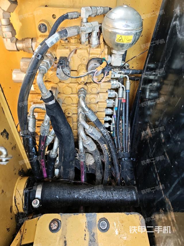 回转马达和主控阀(整机外观) 回转马达和主控阀(整机外观)