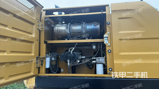 液压泵舱室正面整体(整机外观) 液压泵舱室正面整体(整机外观)