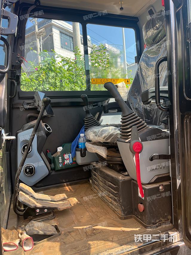 驾驶室整体(整机外观) 驾驶室整体(整机外观)