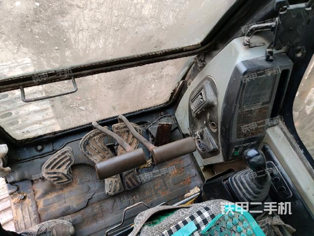 行走控制手柄和踏板?俯拍（駕駛室部分）