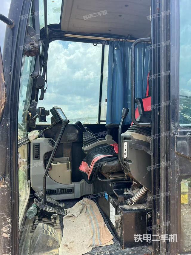 驾驶室整体(整机外观) 驾驶室整体(整机外观)