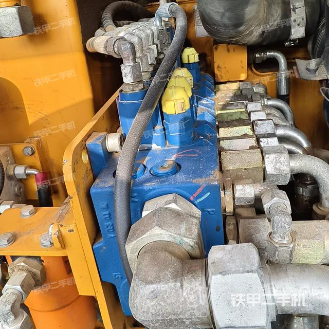 回转马达和主控阀(整机外观) 回转马达和主控阀(整机外观)