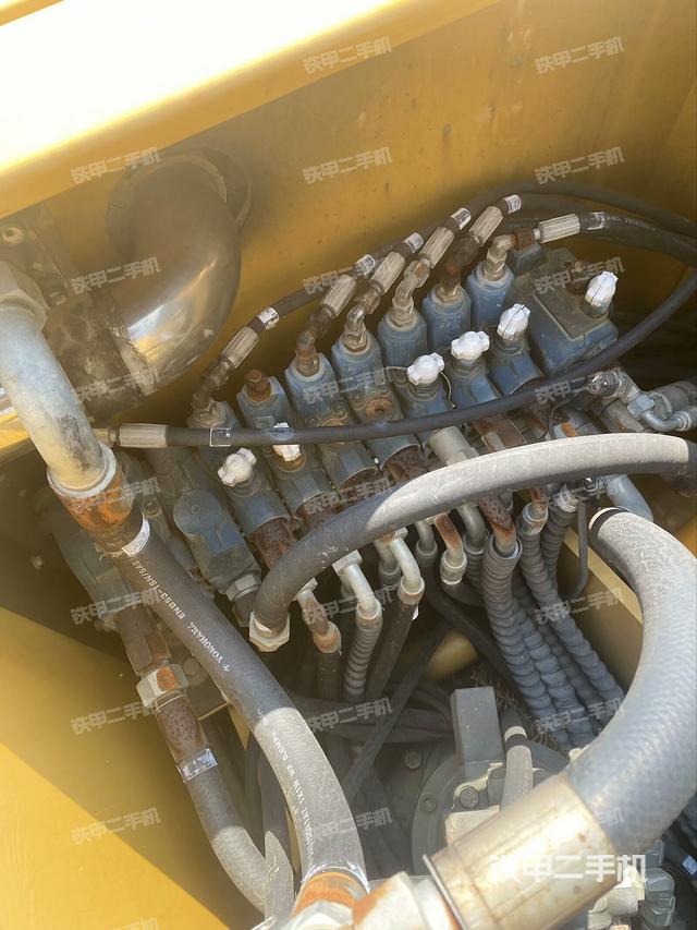 回轉馬達和主控閥(整機外觀) 回轉馬達和主控閥(整機外觀)