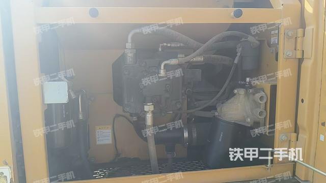 液压泵舱室正面整体(整机外观) 液压泵舱室正面整体(整机外观)