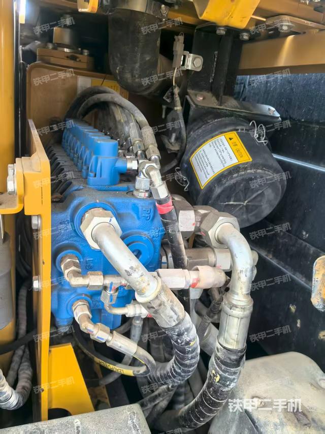 回轉(zhuǎn)馬達(dá)和主控閥(整機(jī)外觀) 回轉(zhuǎn)馬達(dá)和主控閥(整機(jī)外觀)